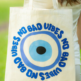 Tote Bag Cotton No Bad Vibes: Protección, Energía Positiva y Algodón Orgánico