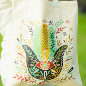 Tote Bag Cotton Hamsa Earth: Armonía Terrenal, Protección y Algodón Orgánico